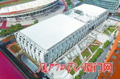 澳门威尼斯人网址：两名工人正在网球馆内施工作业